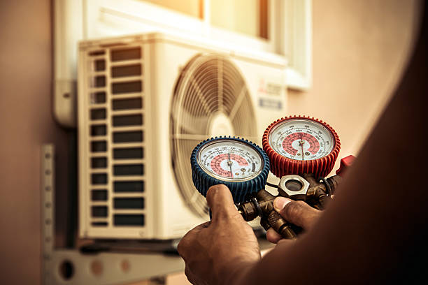 Professional Hvac technician working in Richmond, CA